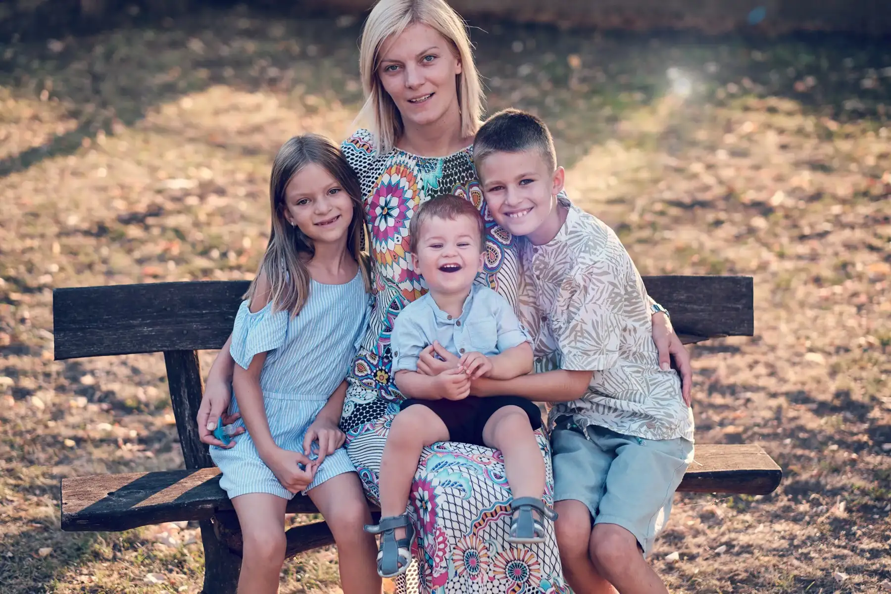 Portrait de famille en extérieur par TRIFA Studio : une famille joyeuse dans un parc verdoyant, capturée avec expertise pour des souvenirs intemporels. #PhotographieDeFamille #TRIFAStudio