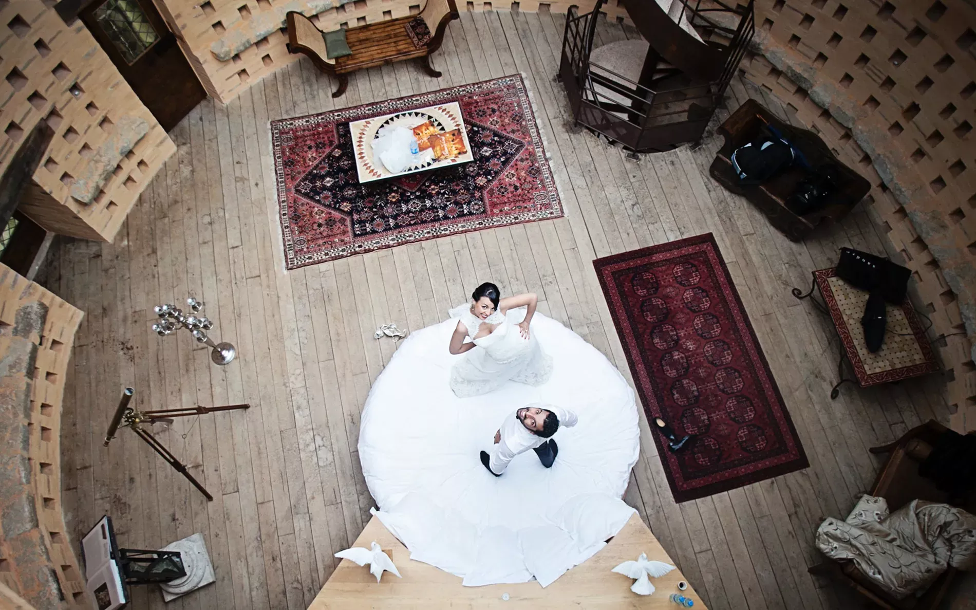 Photo de mariage par TRIFA Studio : un couple élégant, mariée en robe blanche et marié en costume, dans un décor extérieur romantique sous une lumière naturelle, capturant émotion et authenticité. TRIFA Studio excelle dans l’art de la photographie de mariage, alliant élégance, nature et romantisme.
